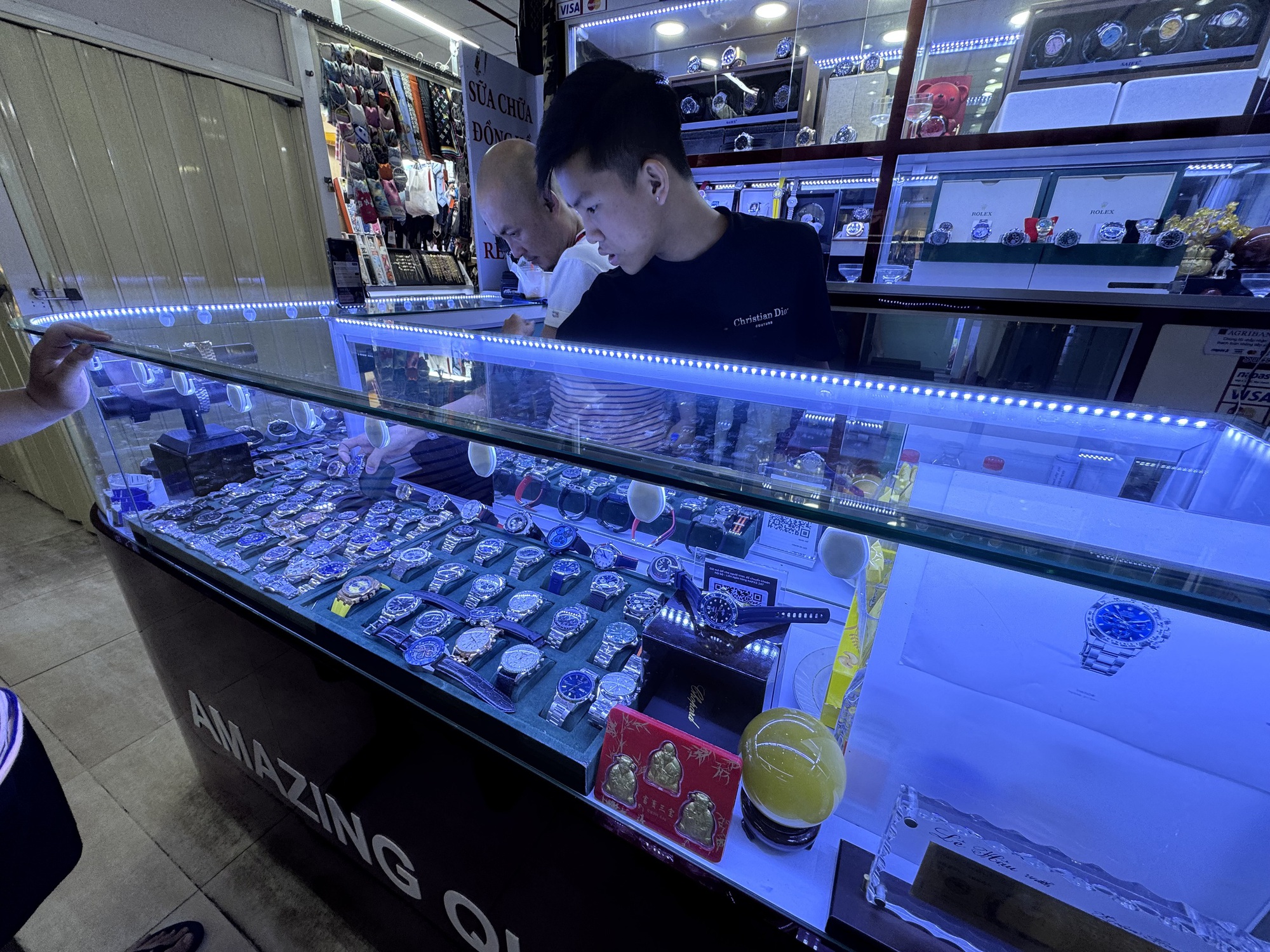 Hình ảnh bên trong Saigon Square, chợ Bến Thành sau kiểm tra hàng giả, hàng nhái - Ảnh 3