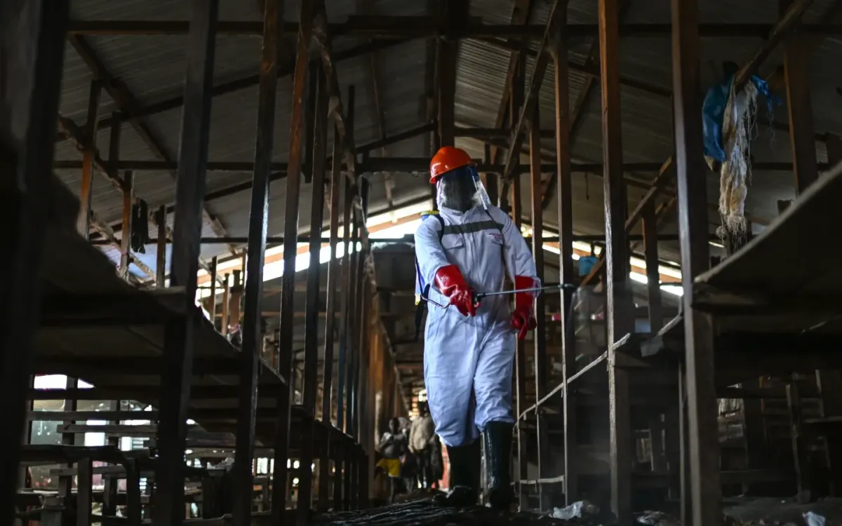 Congo: Khu điều trị bệnh nhân Ebola bị phóng hỏa, 18 ca nghi nhiễm bỏ trốn - Ảnh 1