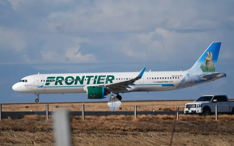 Máy bay đâm tử vong người vượt rào tại sân bay Denver - Ảnh 1