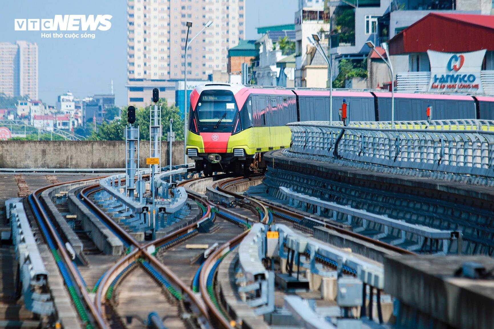 Lô cốt metro Nhổn-ga Hà Nội án ngữ gần chục năm, phố trung tâm thành 'phố chết' - Ảnh 2