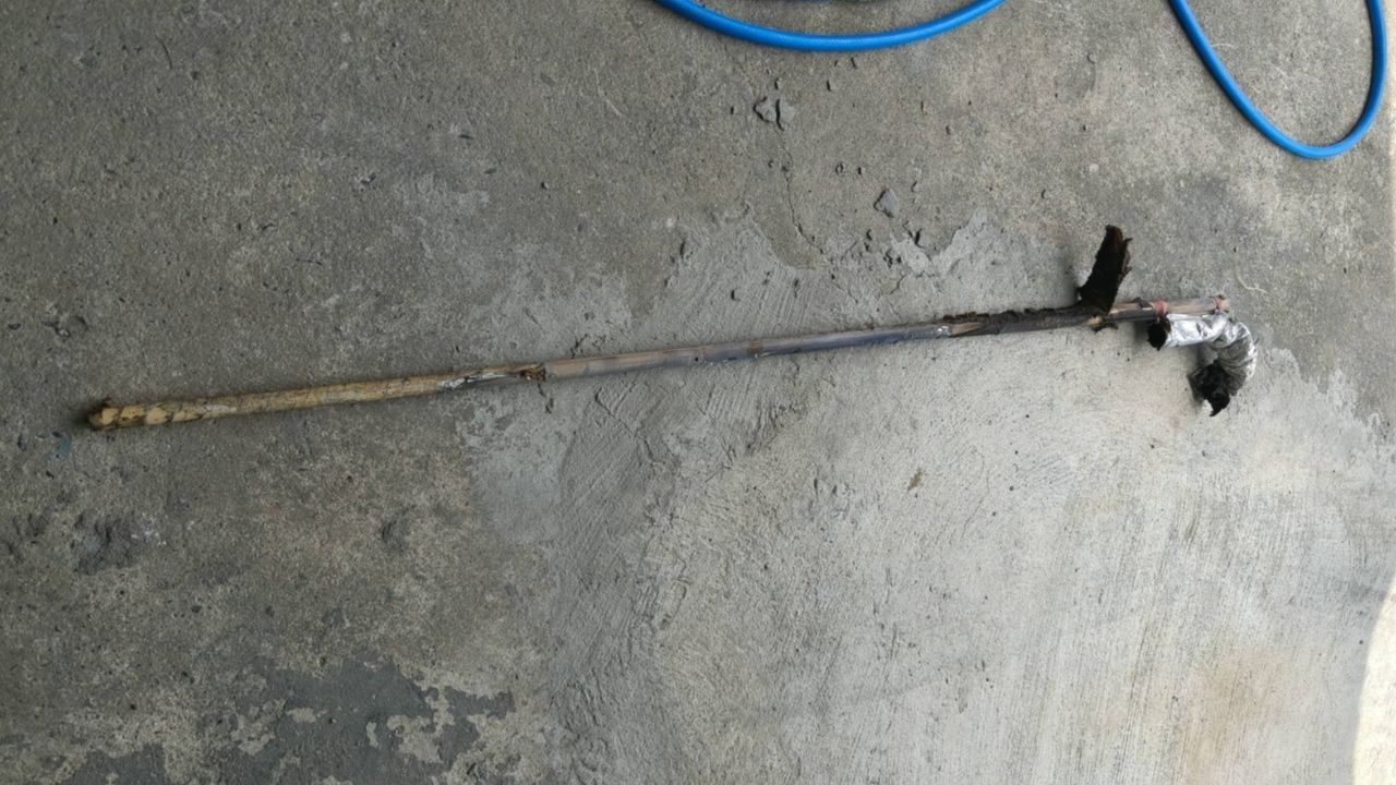 Người phụ nữ gãy chân vì vật lạ xuyên thủng mái nhà khi đang ở phòng ngủ - Ảnh 1
