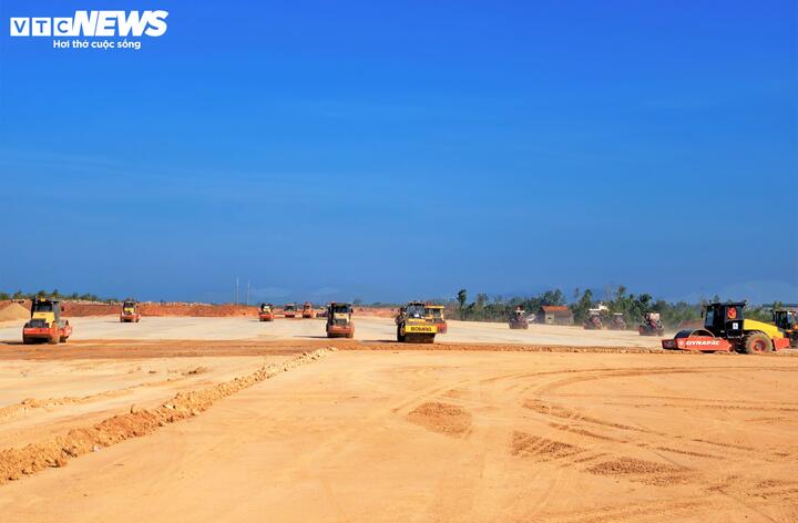 Gác nghỉ lễ, công nhân ngày đêm bám công trường sân bay Phù Cát - Ảnh 2