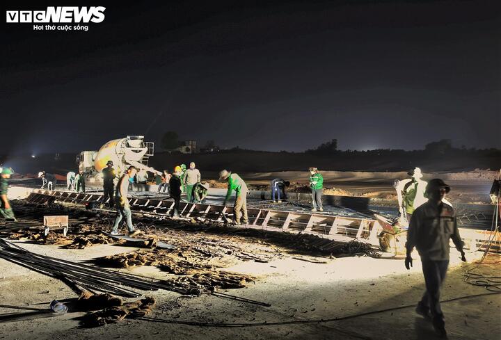 Gác nghỉ lễ, công nhân ngày đêm bám công trường sân bay Phù Cát - Ảnh 7