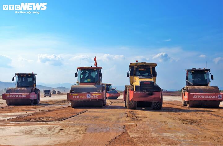 Gác nghỉ lễ, công nhân ngày đêm bám công trường sân bay Phù Cát - Ảnh 3