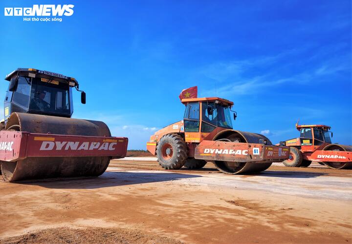 Gác nghỉ lễ, công nhân ngày đêm bám công trường sân bay Phù Cát - Ảnh 14