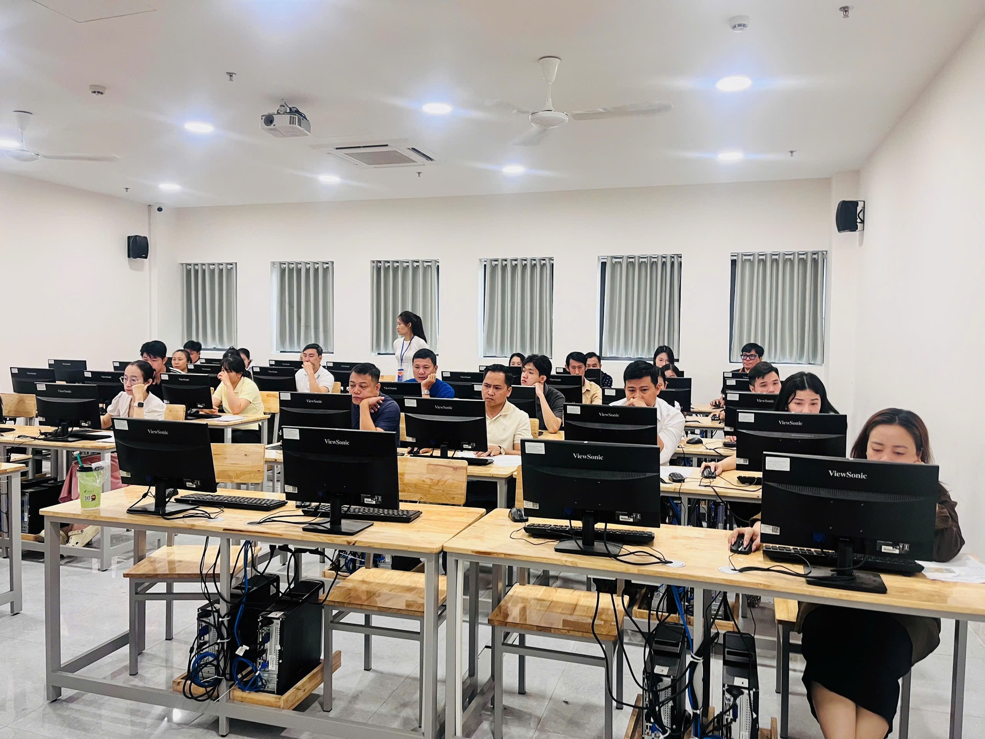 TPHCM: Hơn 6.000 người thi chứng chỉ môi giới bất động sản - Ảnh 2