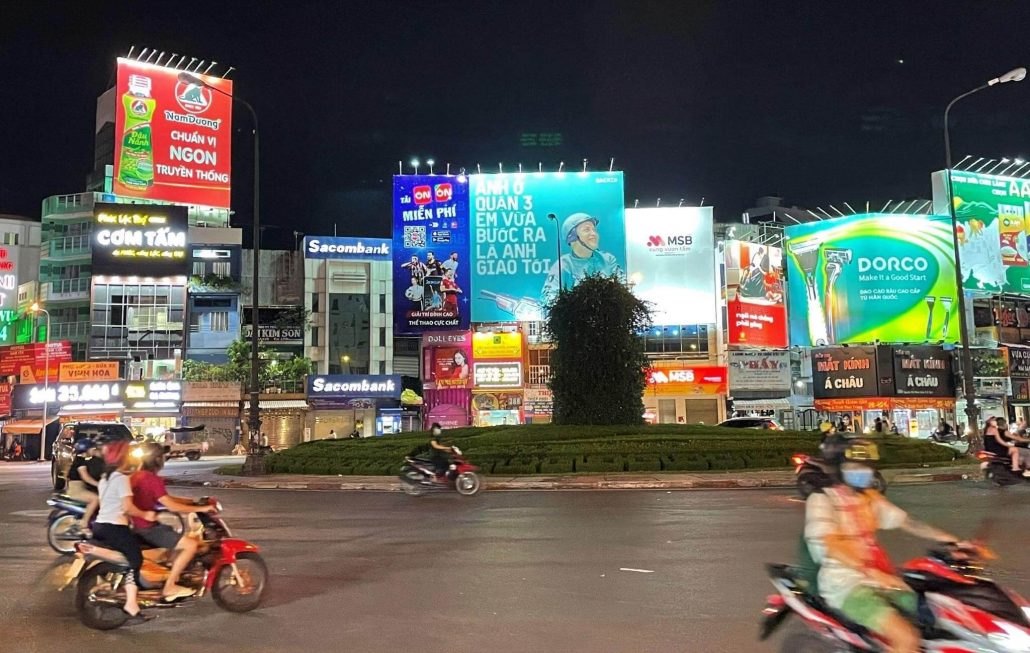 Toàn dân tiết kiệm điện: Bộ Công Thương yêu cầu tắt bớt biển quảng cáo, DN sản xuất lớn phải bố trí ca kíp tránh giờ cao điểm - Ảnh 1