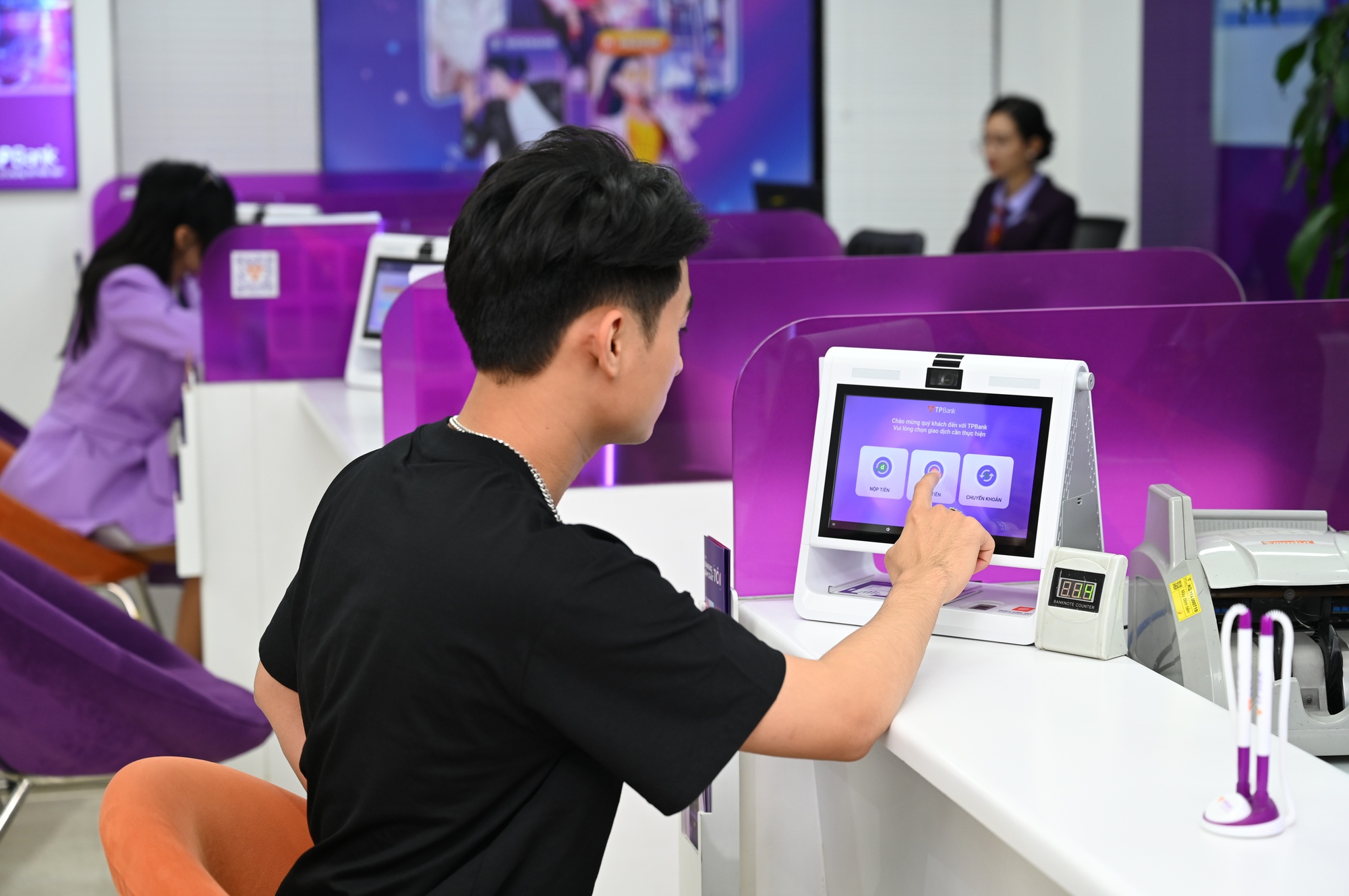 Ngân hàng ồ ạt cắt giảm hàng ngàn nhân sự, AI có phải là thủ phạm chính? - Ảnh 2