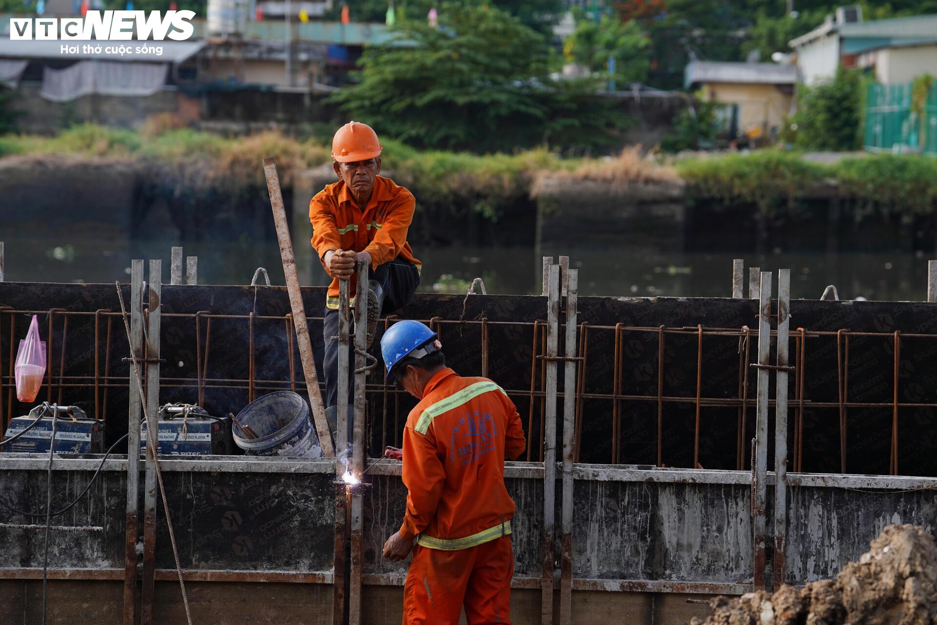 Hiện trạng nhà ven kênh rạch ở TP.HCM trước đợt hồi sinh 'kênh chết' quy mô lớn - Ảnh 5