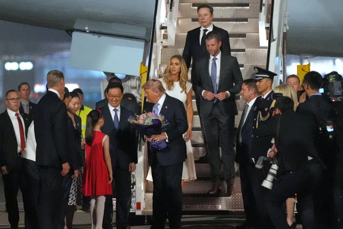 Trung Quốc trải thảm đỏ đón Tổng thống Trump ở sân bay Bắc Kinh - Ảnh 4