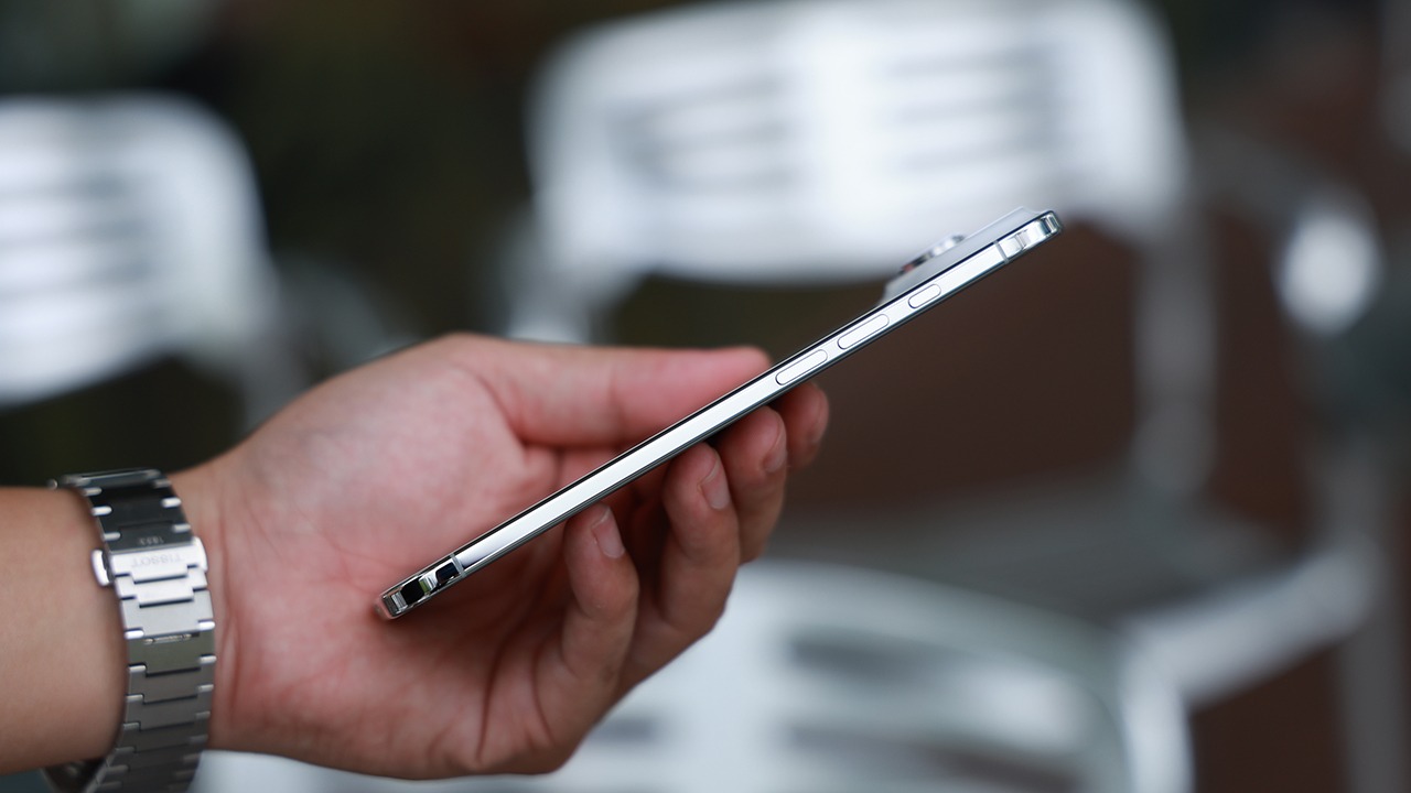 Chiếc iPhone mới ra mắt giảm không phanh hơn 10 triệu đồng, rẻ hơn iPhone 17 - Ảnh 3