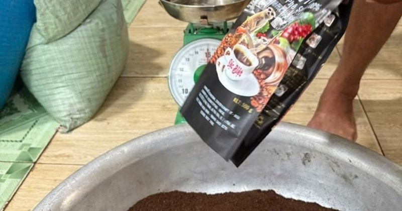 Đột kích 3 địa điểm, công an phát hiện đường dây sản xuất cà phê giả, tịch thu gần 600 kg bột cùng hàng nghìn bao bì - Ảnh 1
