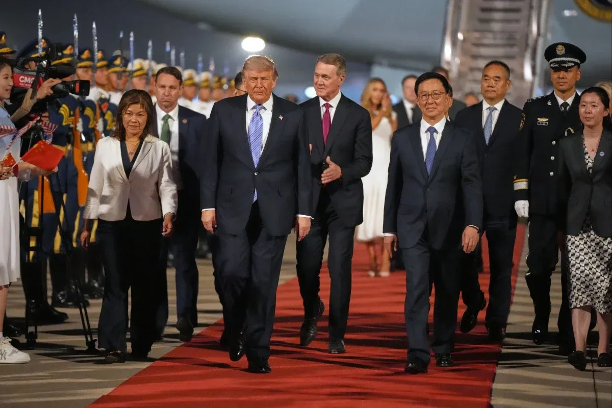 Trung Quốc trải thảm đỏ đón Tổng thống Trump ở sân bay Bắc Kinh - Ảnh 6