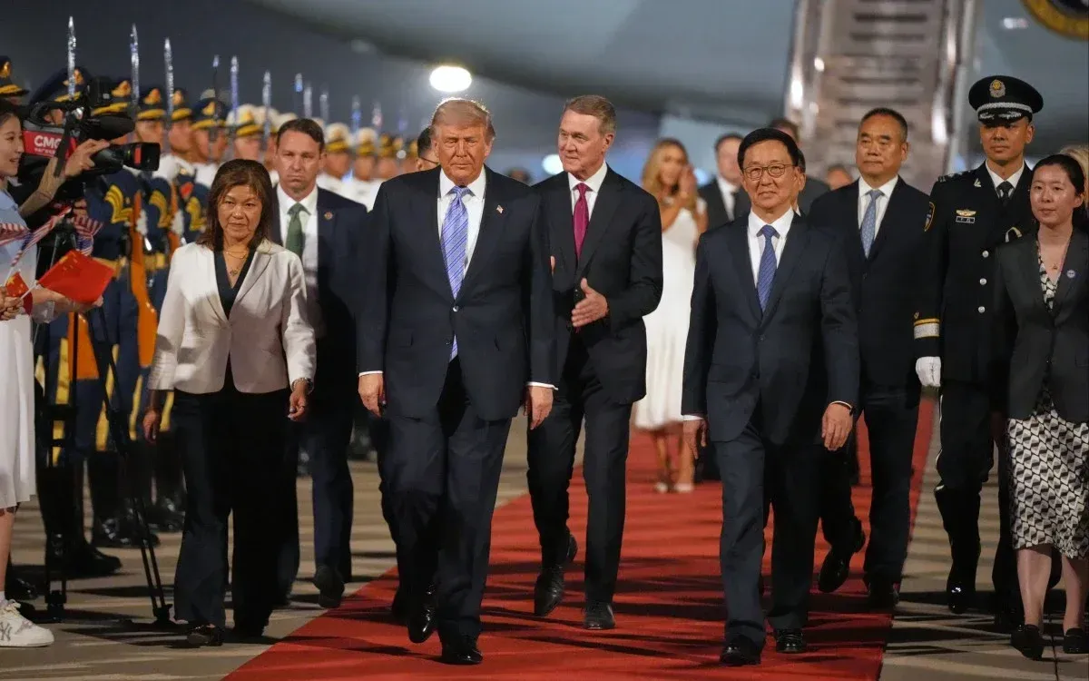 Trung Quốc trải thảm đỏ đón Tổng thống Trump ở sân bay Bắc Kinh - Ảnh 1