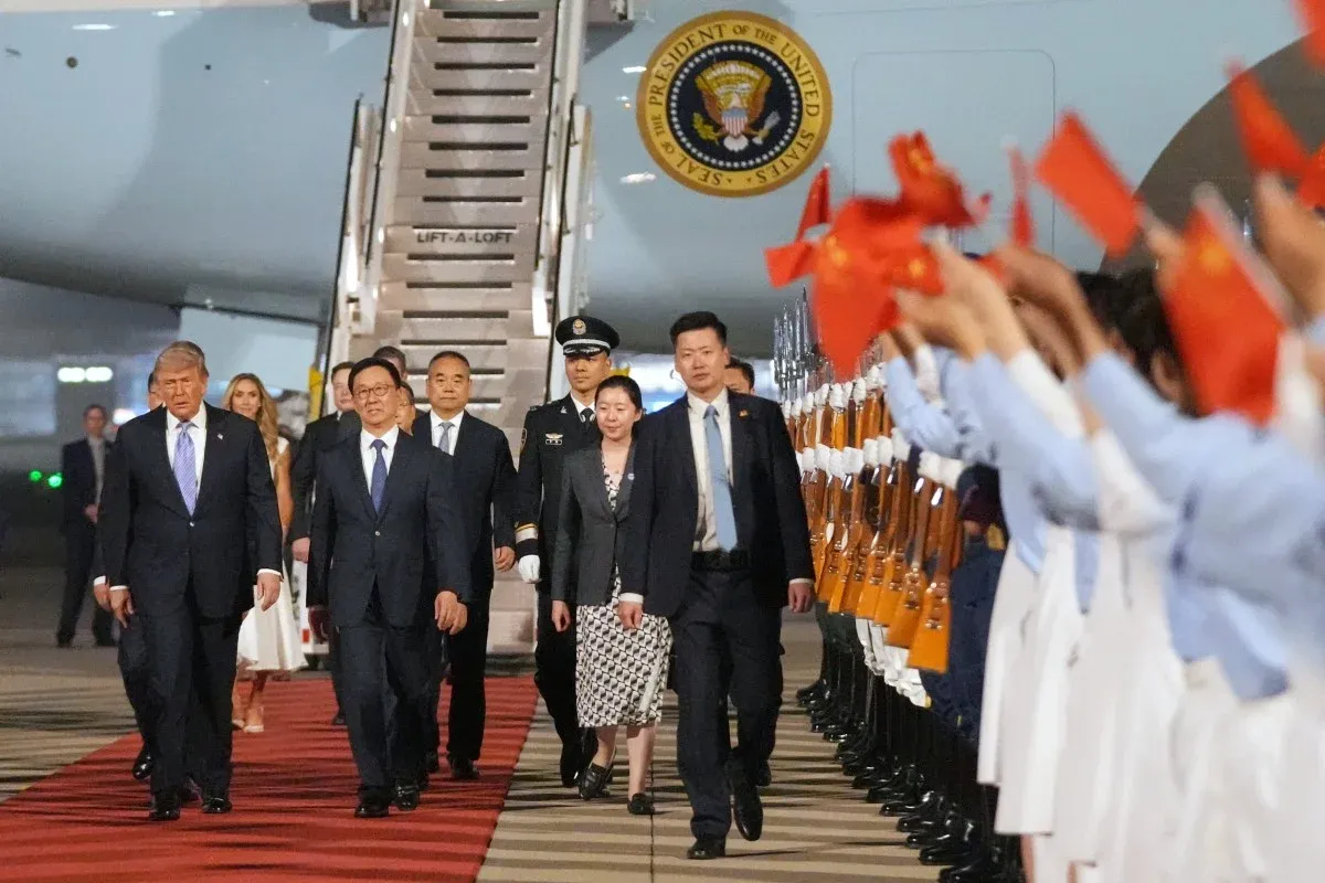 Trung Quốc trải thảm đỏ đón Tổng thống Trump ở sân bay Bắc Kinh - Ảnh 5