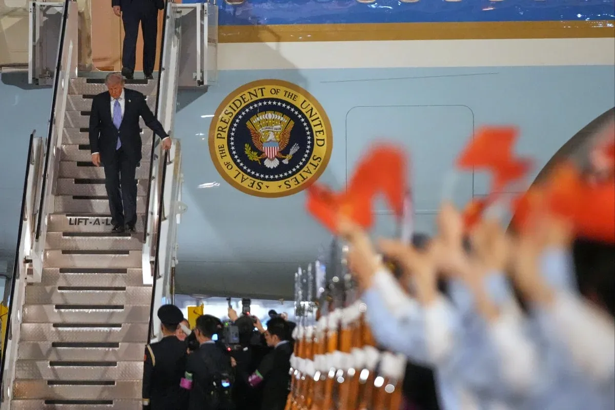 Trung Quốc trải thảm đỏ đón Tổng thống Trump ở sân bay Bắc Kinh - Ảnh 3