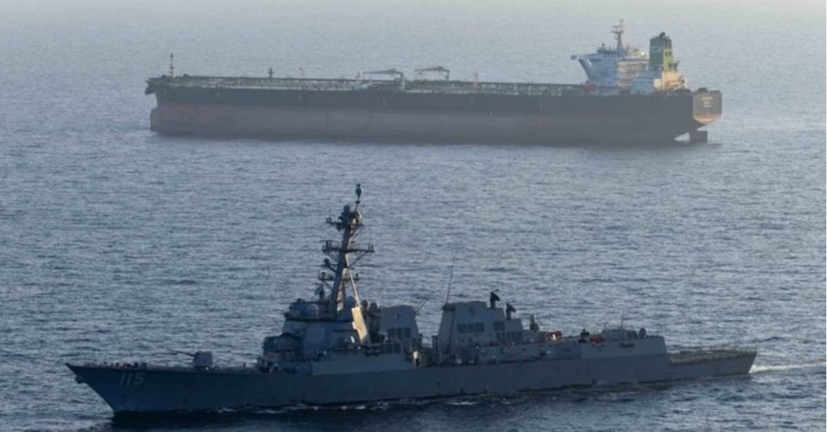 Iran dọa biến Hormuz thành "nghĩa địa tàu chiến Mỹ", siêu tàu dầu Iran thứ 2 vượt phong tỏa - Ảnh 1