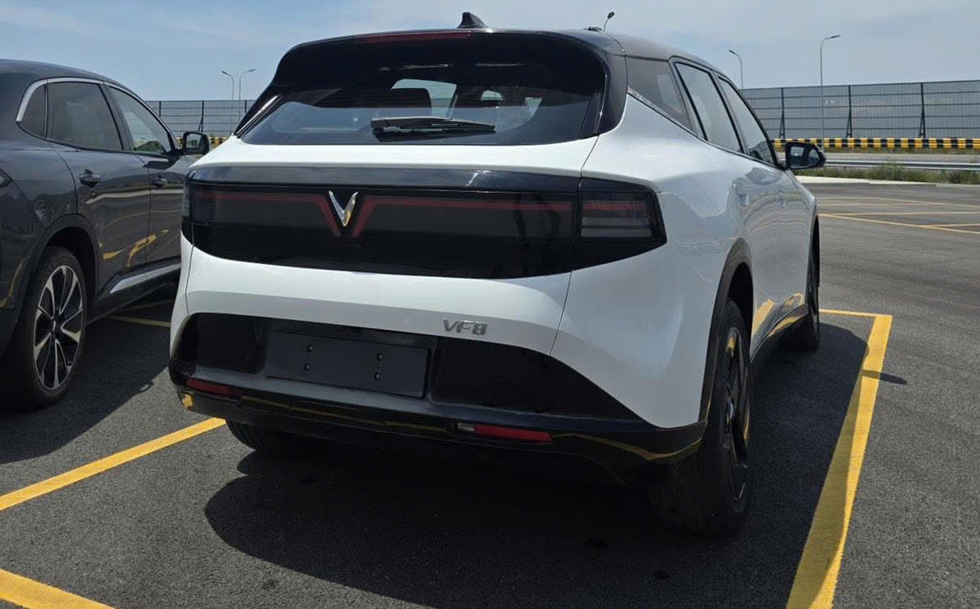 VinFast chốt ra mắt SUV mới tháng này: Dễ là VF 8 đời mới với thay đổi lớn từ ngoài vào trong - Ảnh 6