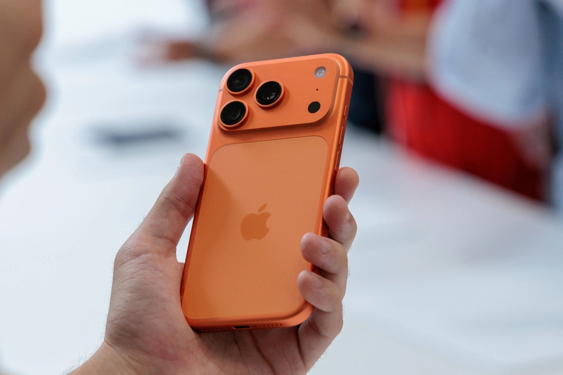 Người Việt mê iPhone 17 Pro Max, thế giới thích iPhone giá rẻ - Ảnh 2