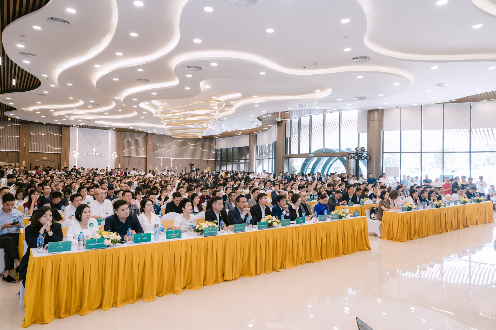 Nhà đầu tư nườm nượp đổ về nơi có “siêu đô thị 18 tỷ USD” của Vinhomes: Khách sạn kín phòng, nhà hàng kín chỗ - Ảnh 13