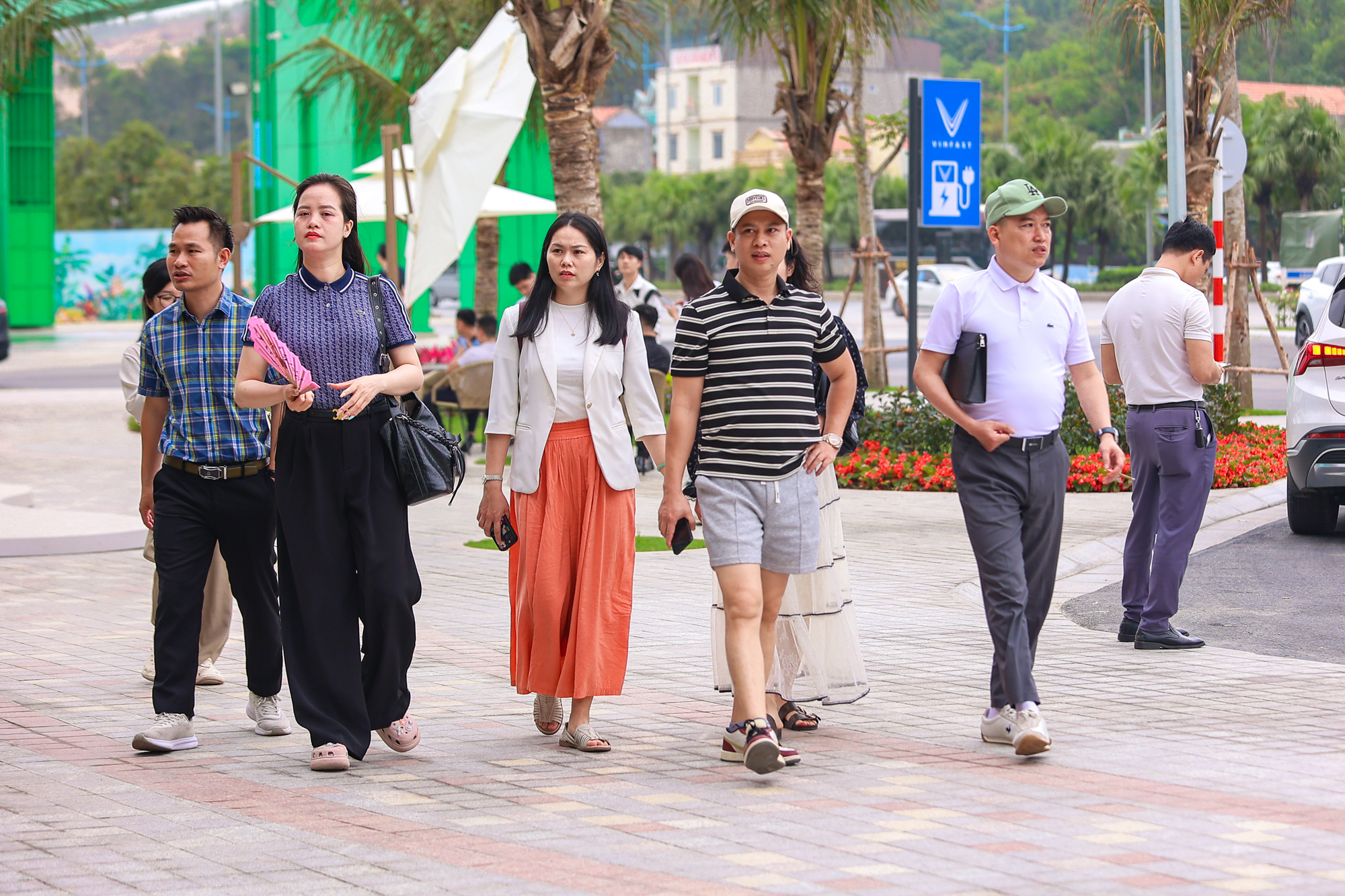 Nhà đầu tư nườm nượp đổ về nơi có “siêu đô thị 18 tỷ USD” của Vinhomes: Khách sạn kín phòng, nhà hàng kín chỗ - Ảnh 14