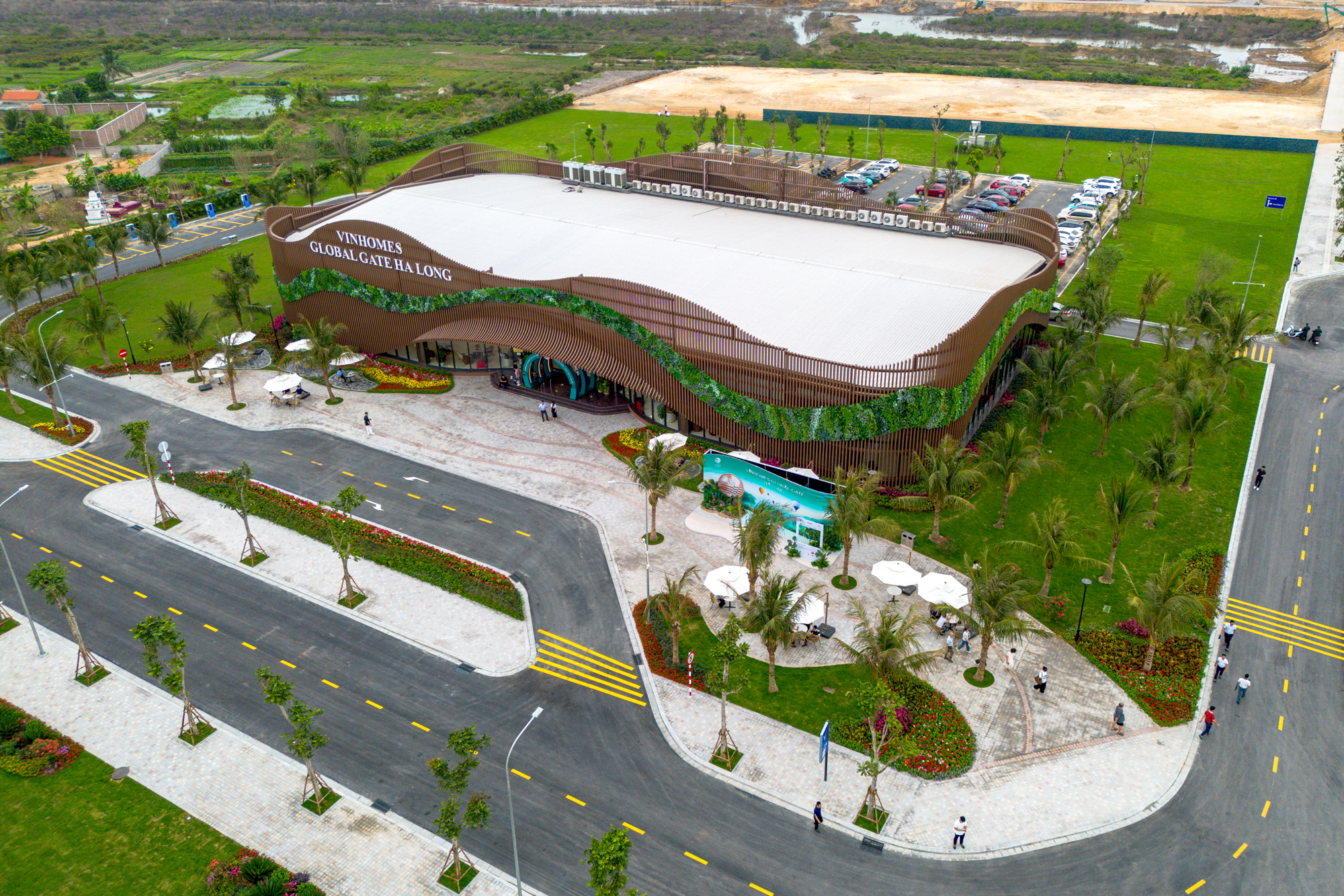 Nhà đầu tư nườm nượp đổ về nơi có “siêu đô thị 18 tỷ USD” của Vinhomes: Khách sạn kín phòng, nhà hàng kín chỗ - Ảnh 4
