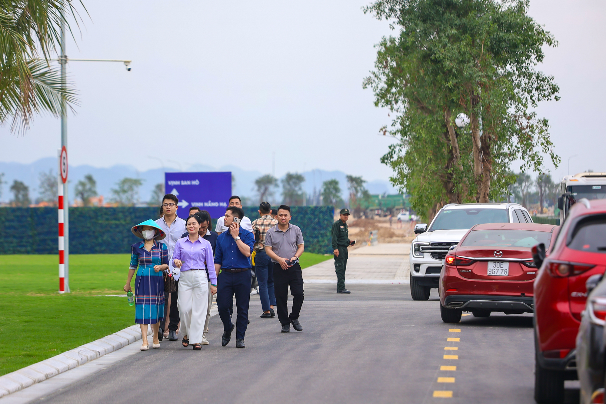 Nhà đầu tư nườm nượp đổ về nơi có “siêu đô thị 18 tỷ USD” của Vinhomes: Khách sạn kín phòng, nhà hàng kín chỗ - Ảnh 5