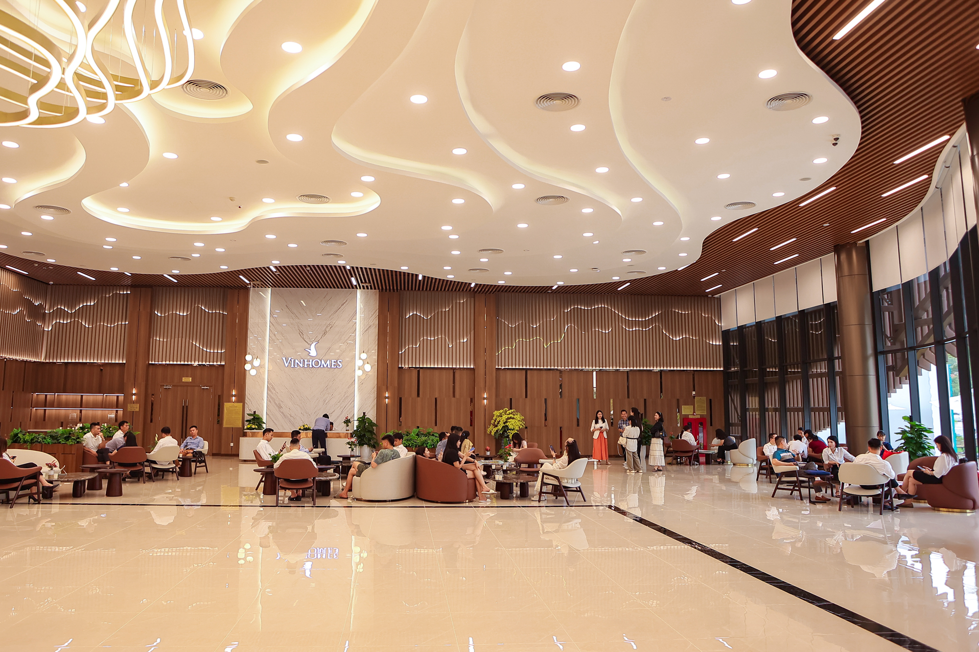 Nhà đầu tư nườm nượp đổ về nơi có “siêu đô thị 18 tỷ USD” của Vinhomes: Khách sạn kín phòng, nhà hàng kín chỗ - Ảnh 7