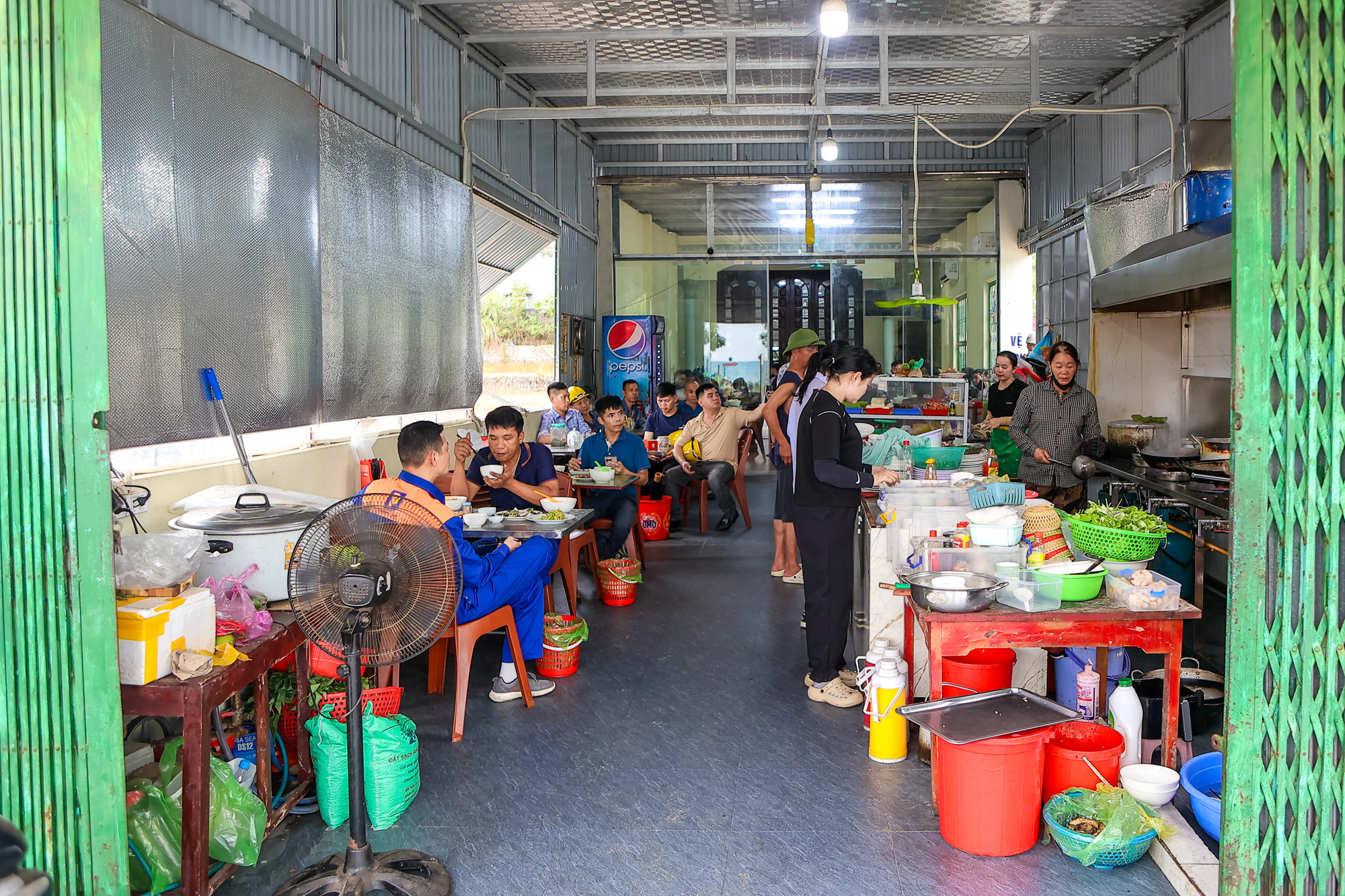 Nhà đầu tư nườm nượp đổ về nơi có “siêu đô thị 18 tỷ USD” của Vinhomes: Khách sạn kín phòng, nhà hàng kín chỗ - Ảnh 8