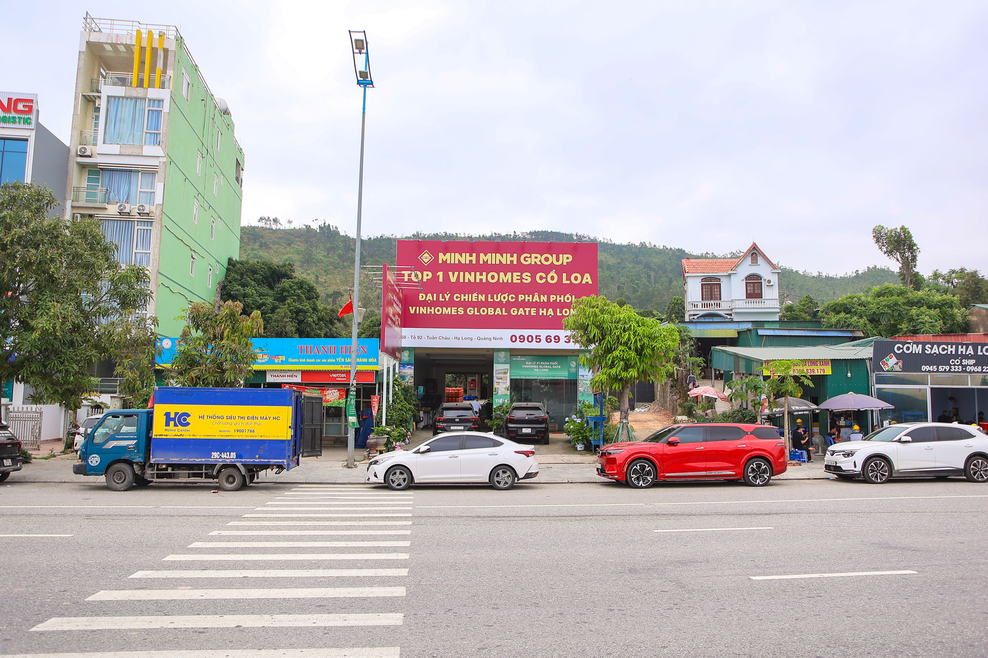 Nhà đầu tư nườm nượp đổ về nơi có “siêu đô thị 18 tỷ USD” của Vinhomes: Khách sạn kín phòng, nhà hàng kín chỗ - Ảnh 9