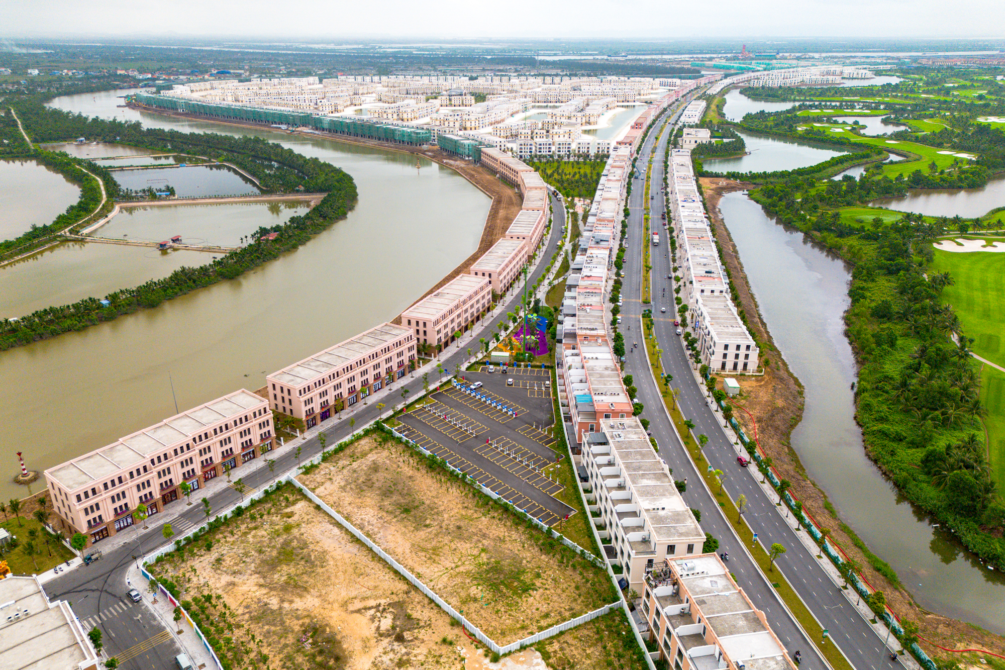 Cảnh trái ngược của hòn đảo được Vinhomes đầu tư hơn 2 tỷ USD: Từ nơi hoang sơ thành đến điểm du lịch, từ biệt lập đến kết nối trong 5 phút - Ảnh 2