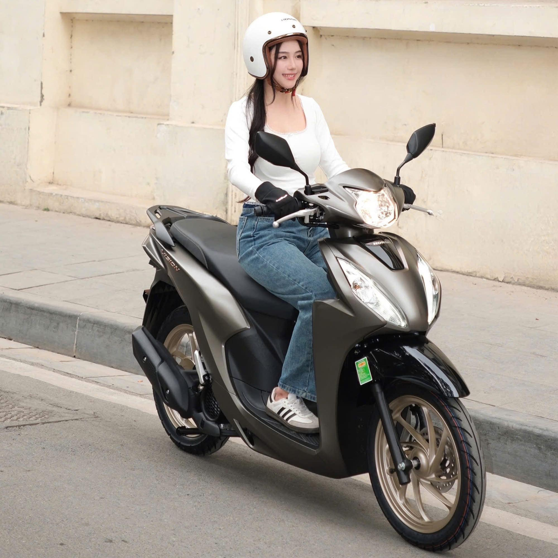 Xe máy Honda Vision giảm giá tiền triệu - Ảnh 1
