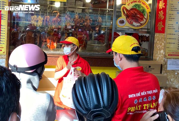 Tiệm vịt quay ở TP.HCM bỏ túi cả trăm triệu đồng mỗi ngày dịp 30/4 - 1/5 - Ảnh 1