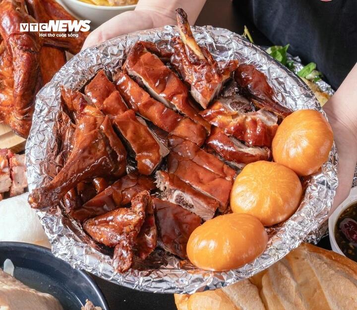 Tiệm vịt quay ở TP.HCM bỏ túi cả trăm triệu đồng mỗi ngày dịp 30/4 - 1/5 - Ảnh 3