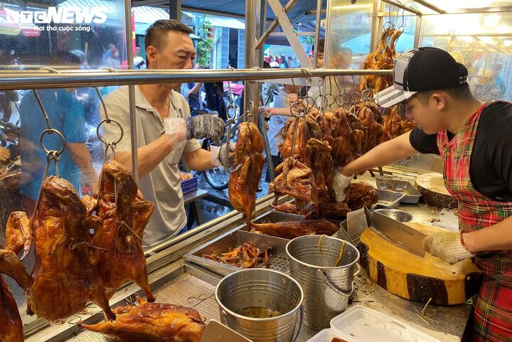 Tiệm vịt quay ở TP.HCM bỏ túi cả trăm triệu đồng mỗi ngày dịp 30/4 - 1/5 - Ảnh 4