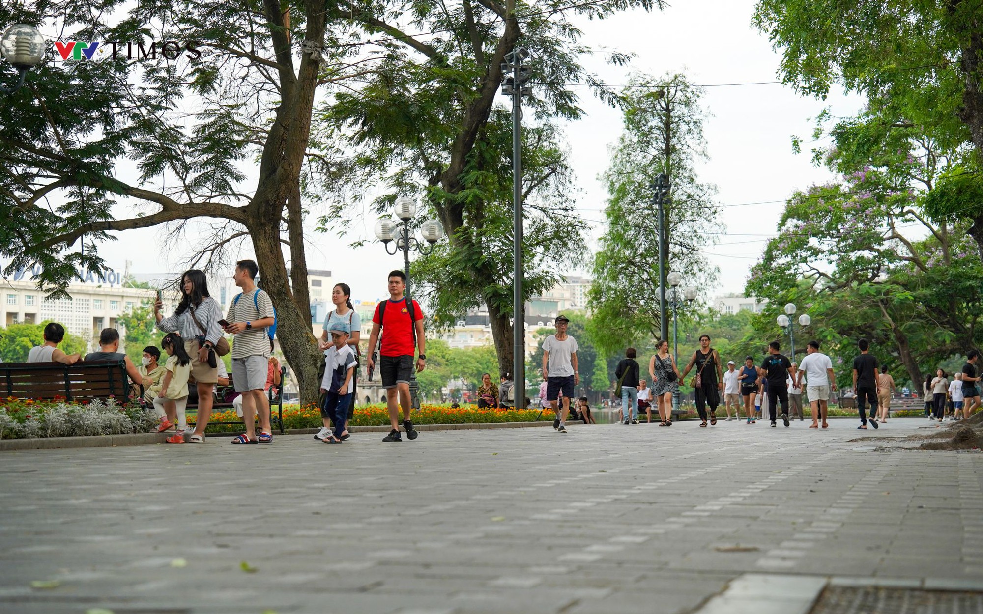 Hà Nội dọn dẹp vỉa hè: Trả lại không gian đi bộ, hộ kinh doanh mong muốn thuê lại - Ảnh 1