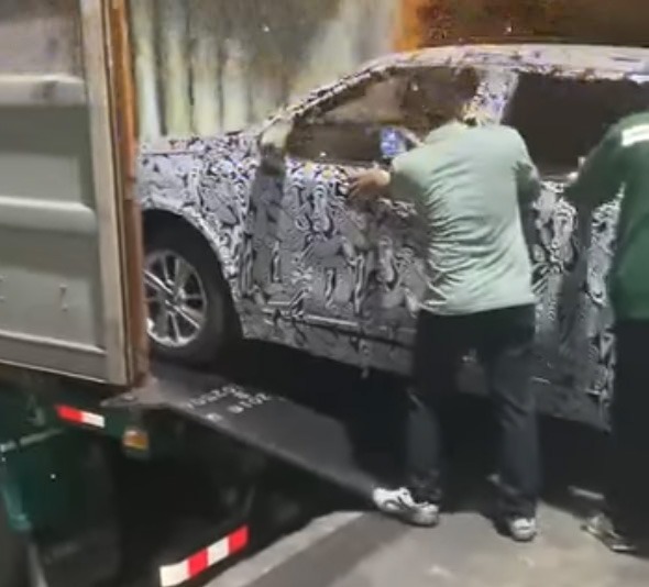 Lộ xe lạ trông như VinFast VF 5 mới: Đuôi khác biệt, vô-lăng vát 2 đáy thể thao, màn hình lớn hơn hẳn - Ảnh 1