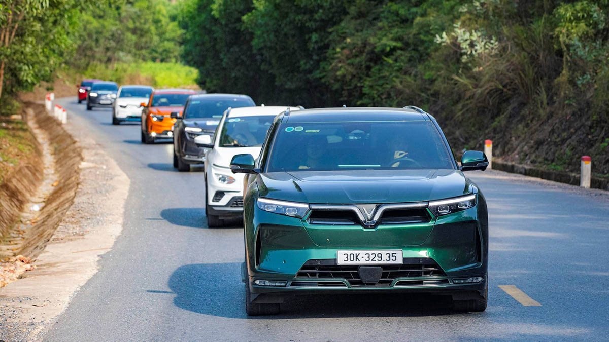 Bán xe 'mát tay' như tỷ phú Phạm Nhật Vượng: Mỗi ngày người Việt mua hơn 800 xe VinFast, Limo Green thành 'ngôi sao' mới - Ảnh 1