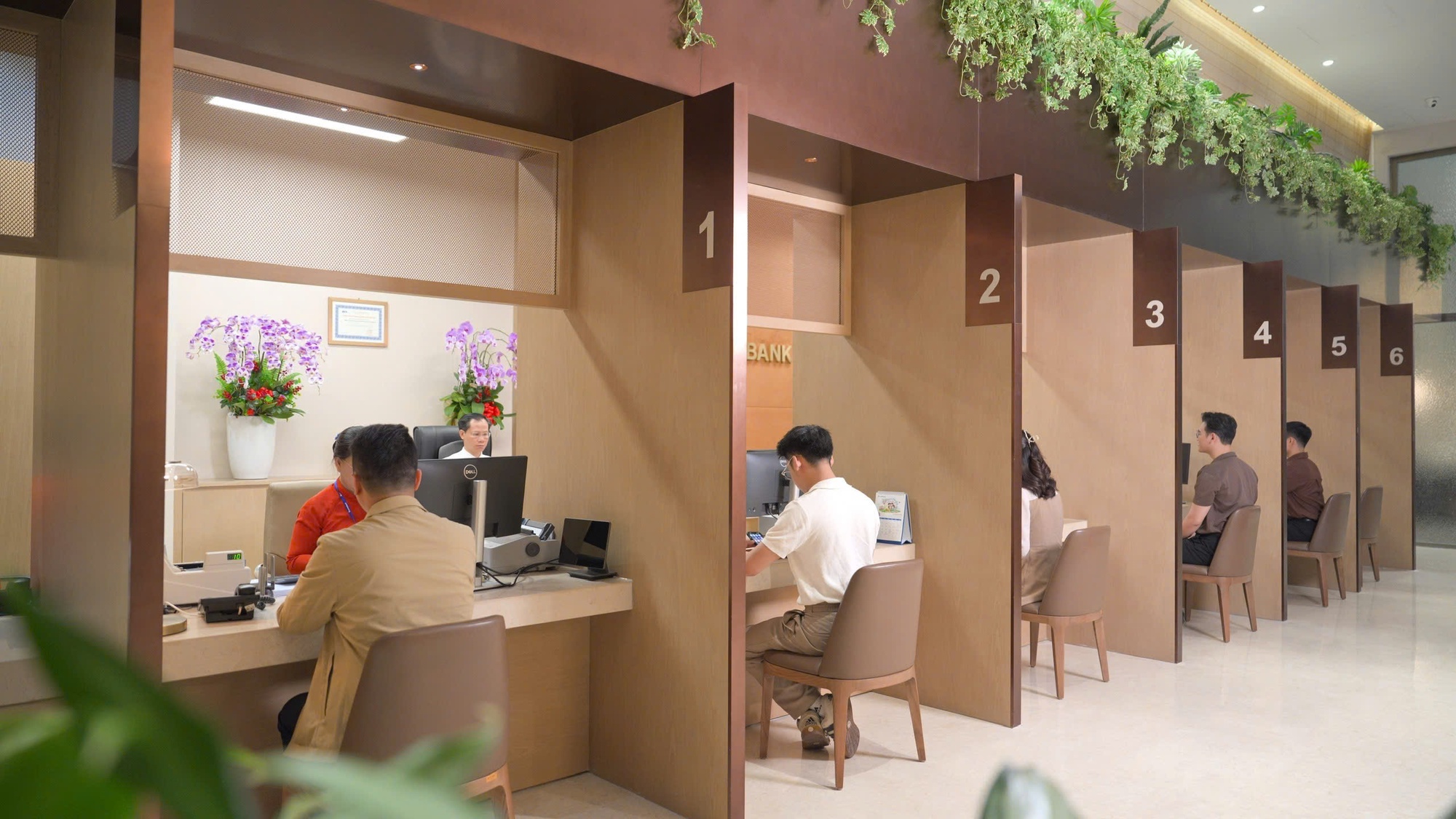 Ngân hàng ồ ạt cắt giảm hàng ngàn nhân sự, AI có phải là nguyên nhân chính? - Ảnh 1