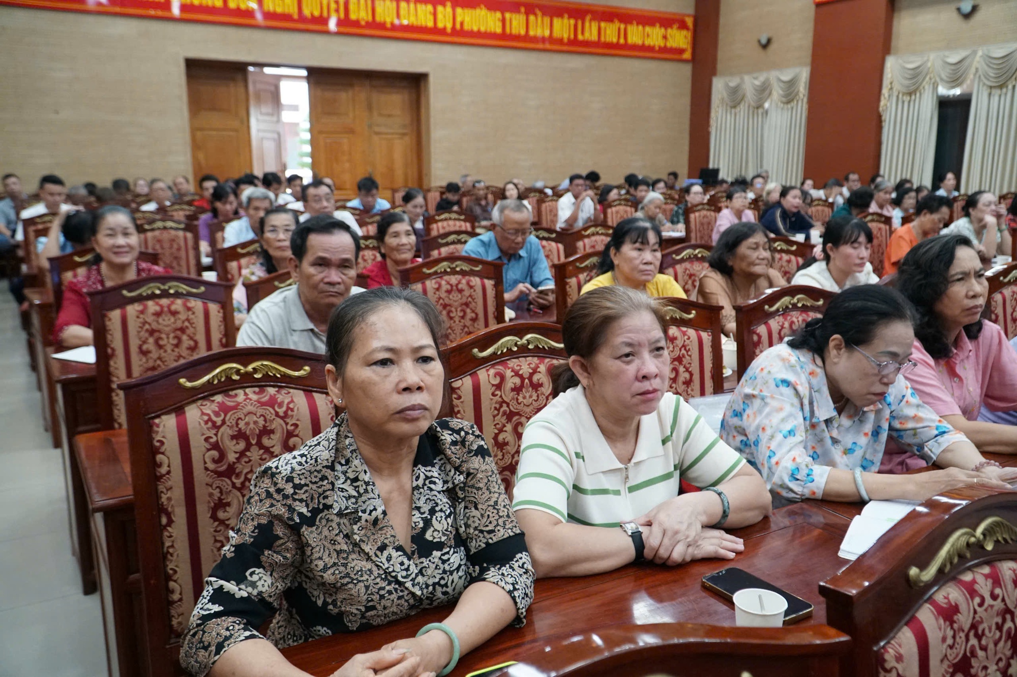 Chủ tịch HĐND TPHCM yêu cầu xử lý ngay tình trạng chờ 3 tháng để rút bảo hiểm xã hội - Ảnh 1
