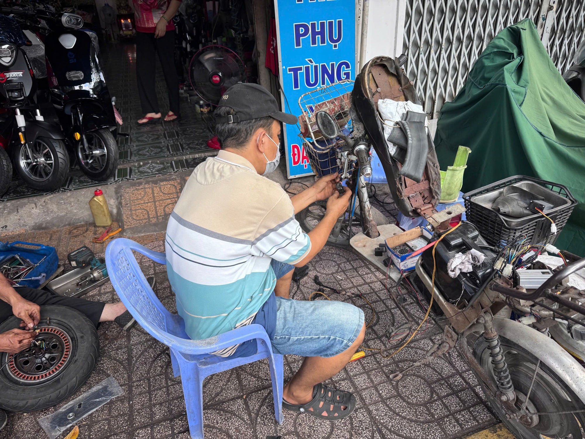 "Phù phép" xe đạp điện thành xe máy điện - Ảnh 1