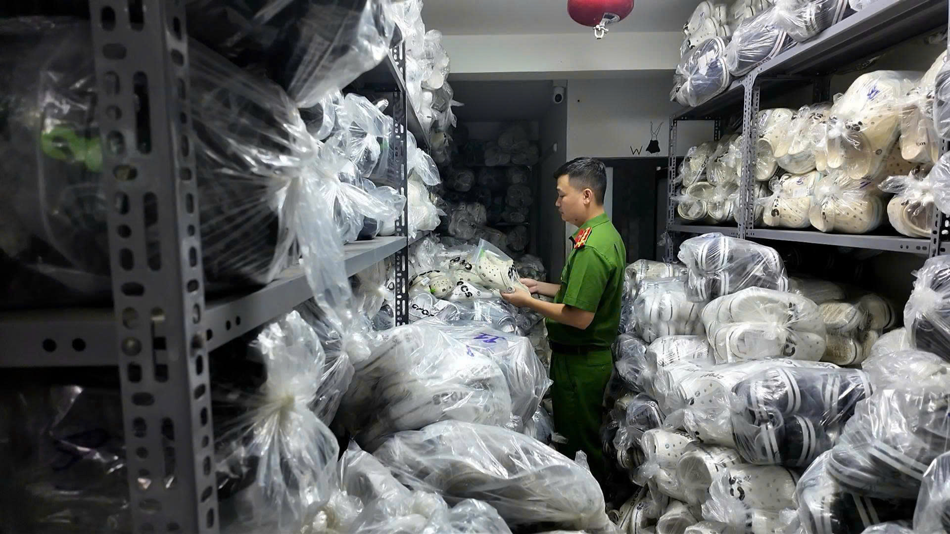 Hình ảnh Công an Đà Nẵng đột kích kho hàng giả quy mô lớn - Ảnh 2