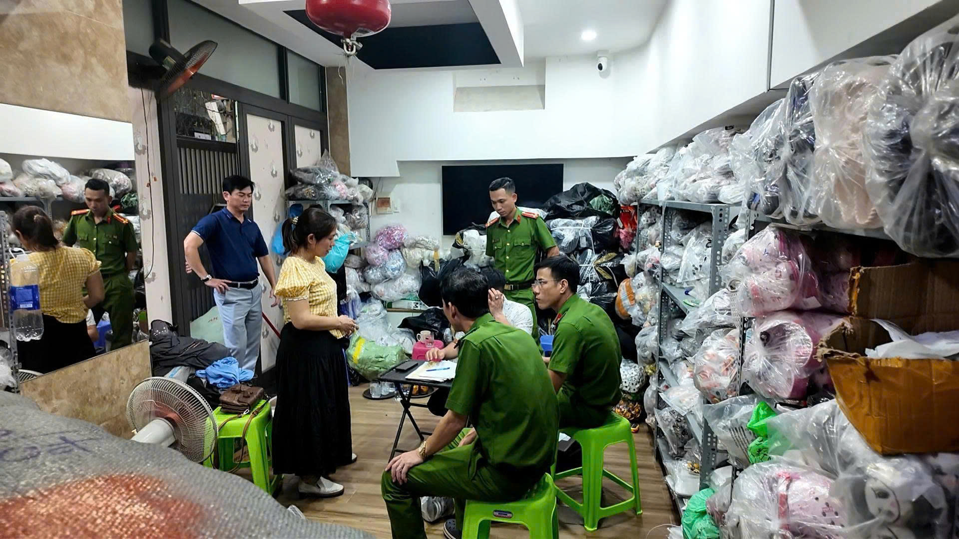 Hình ảnh Công an Đà Nẵng đột kích kho hàng giả quy mô lớn - Ảnh 1