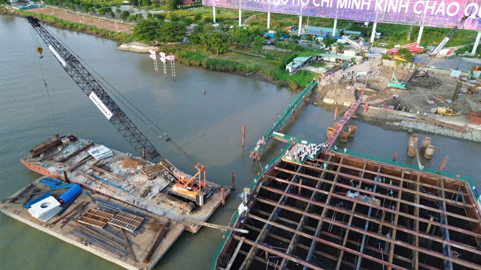 Cầu đi bộ lá dừa nước vượt sông Sài Gòn tăng tốc về đích - Ảnh 8
