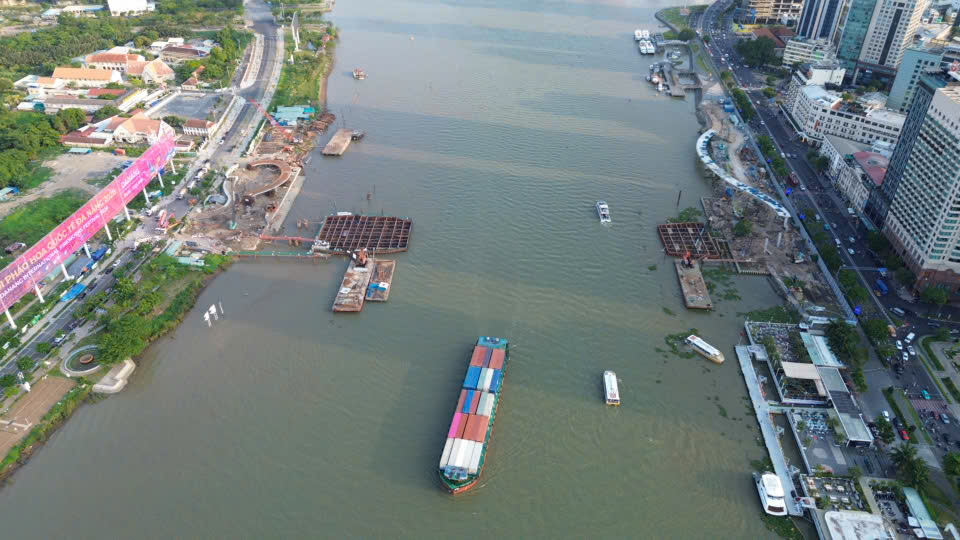 Cầu đi bộ lá dừa nước vượt sông Sài Gòn tăng tốc về đích - Ảnh 11