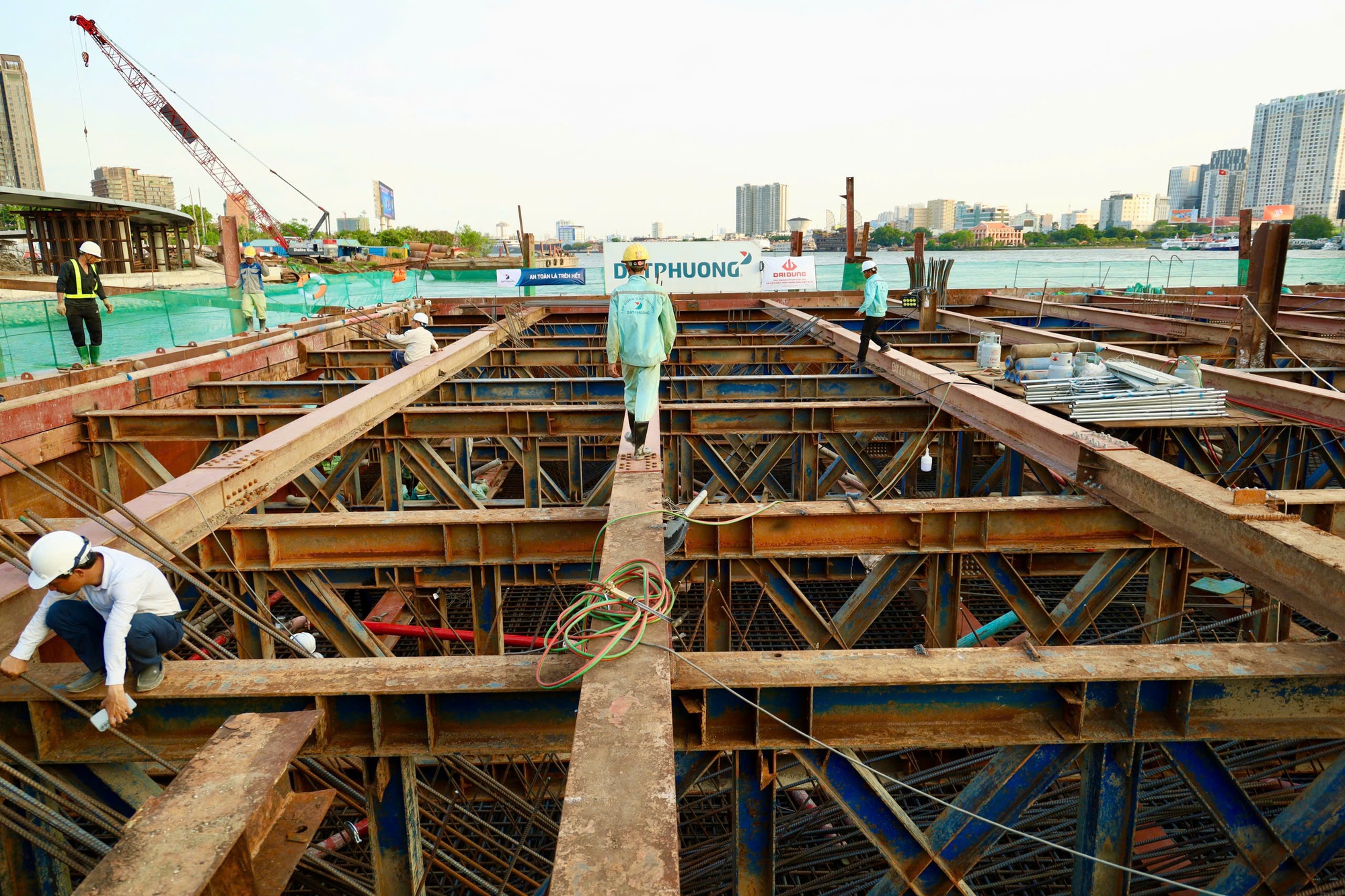 Cầu đi bộ lá dừa nước vượt sông Sài Gòn tăng tốc về đích - Ảnh 2