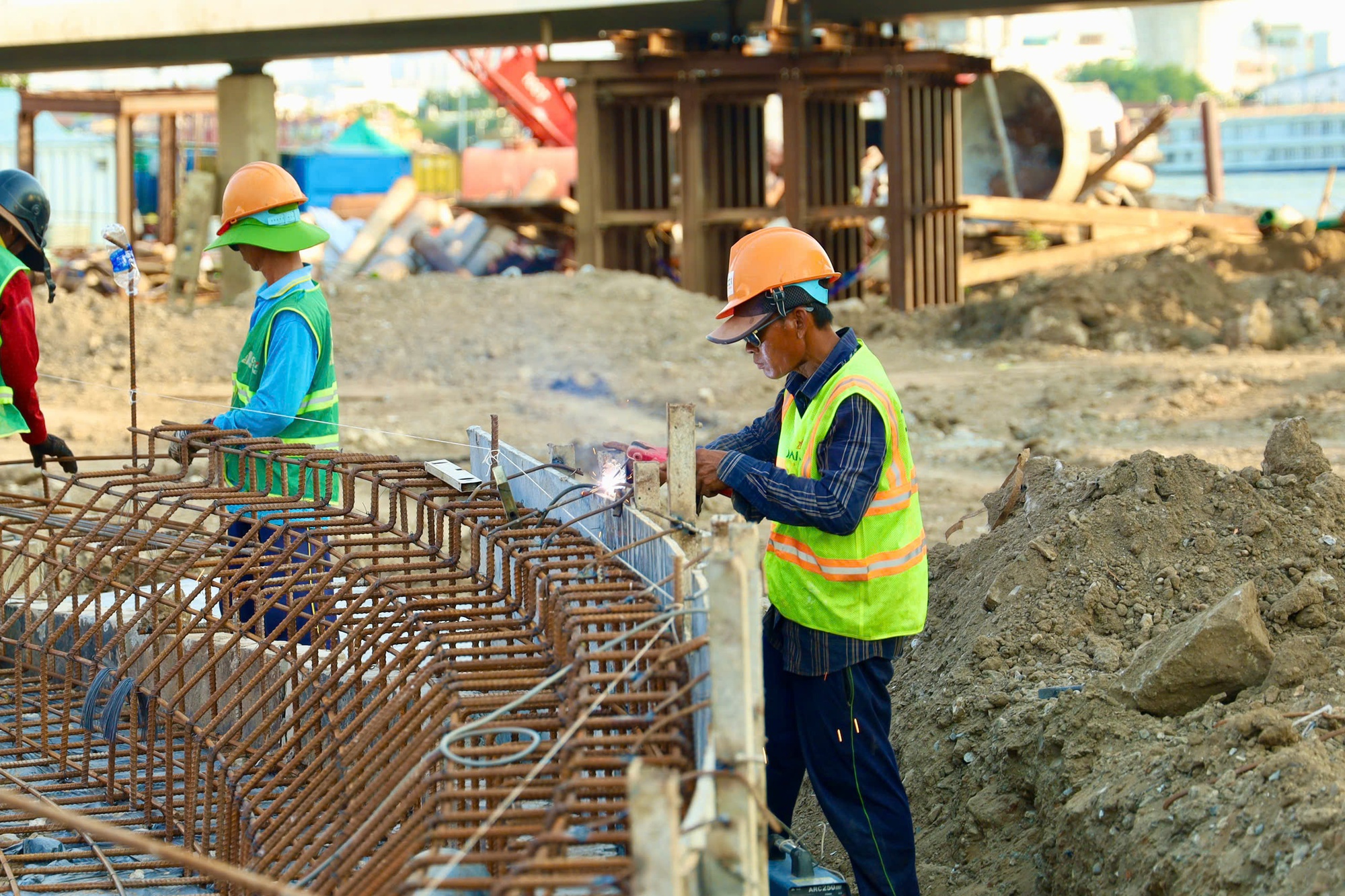 Cầu đi bộ lá dừa nước vượt sông Sài Gòn tăng tốc về đích - Ảnh 6