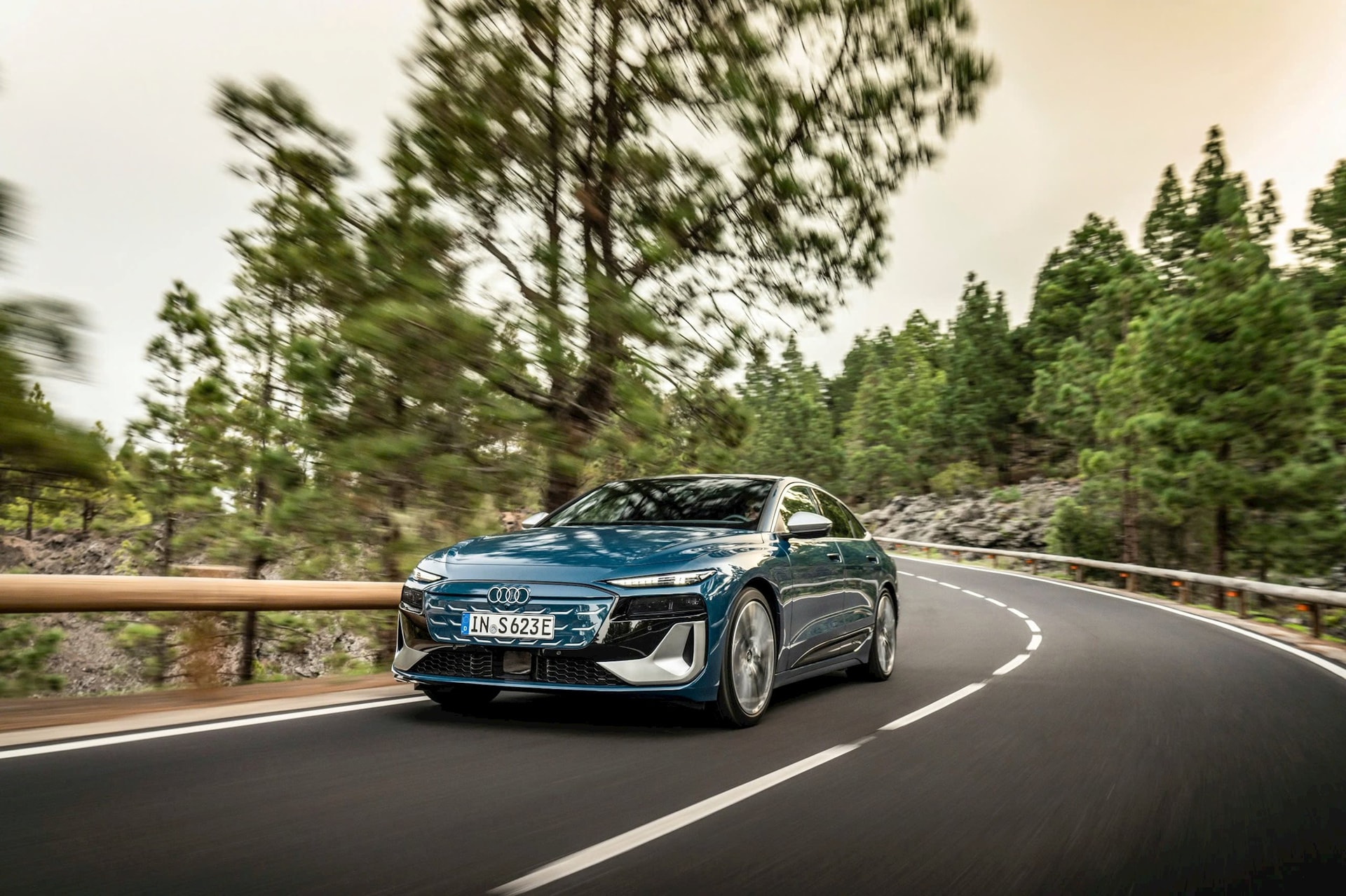 Audi lần đầu mang sedan điện dòng S về Việt Nam: Giá chỉ từ 4,2 tỷ đồng, một lần sạc đầy đi được từ Hà Nội vào đến Huế - Ảnh 9