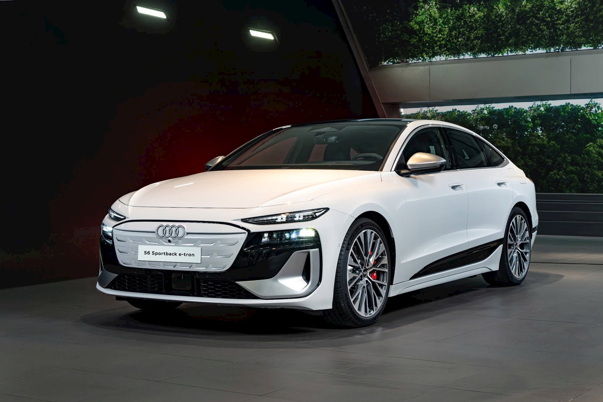 Audi lần đầu mang sedan điện dòng S về Việt Nam: Giá chỉ từ 4,2 tỷ đồng, một lần sạc đầy đi được từ Hà Nội vào đến Huế - Ảnh 1