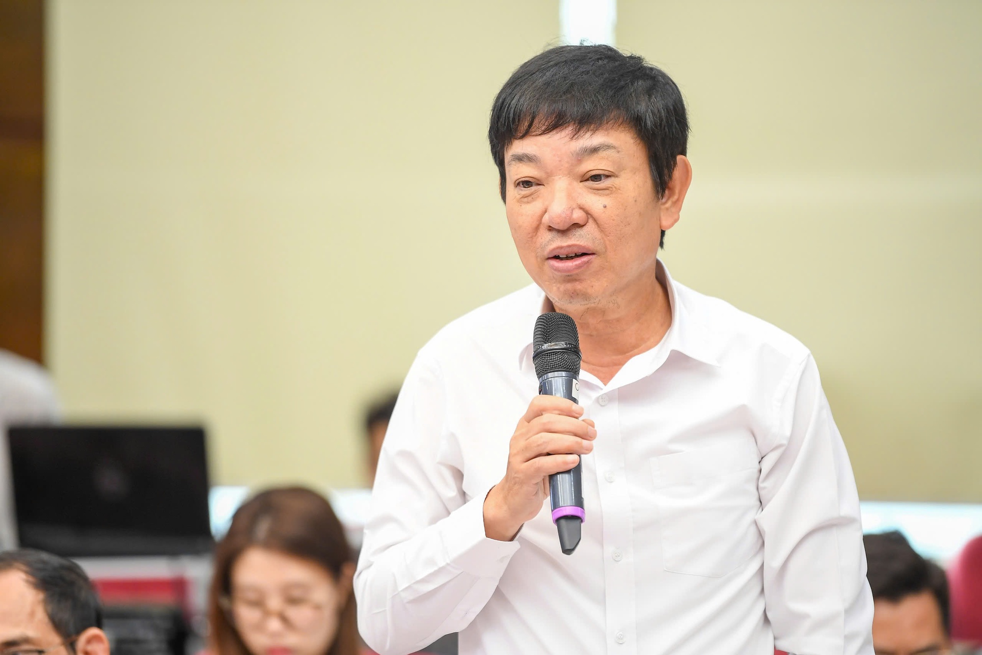 Giá nhiên liệu tăng vọt, hãng bay cho nghỉ luân phiên như thời COVID-19, lương Chủ tịch giảm 50% - Ảnh 1